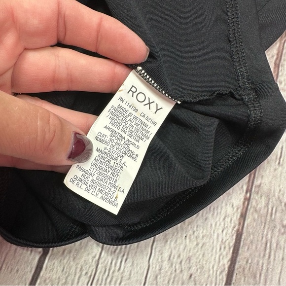 Roxy Black 1/2 zip rash guard long sleeve swim top surfer beach sz medium165/84A - Picture 7 of 9